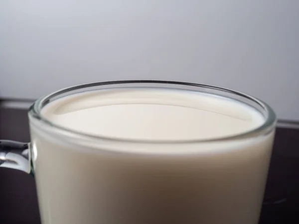 光の背景にミルクのガラス ミルククローズアップ — ストック写真