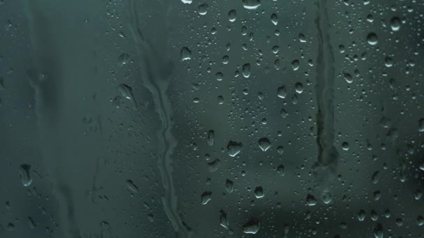 Közelkép Esőcseppekről Ahogy Ráesnek Ablaküvegre Esik Eső Ablakon Kívül — Stock videók