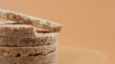 Bej arka planda dönen pirinç waffle 'ları. Pirinç gofretleri yakın plan.