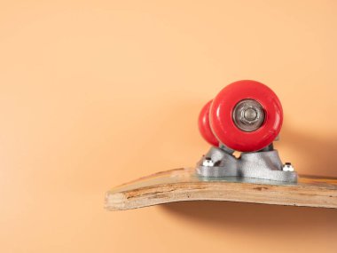 Turuncu arka planda kaykay. Kaykay yaklaş..