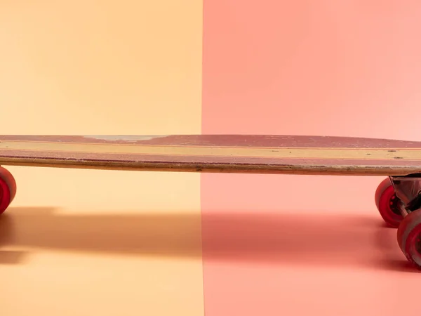 Skateboard Een Roze Oranje Achtergrond Skateboard Close — Stockfoto