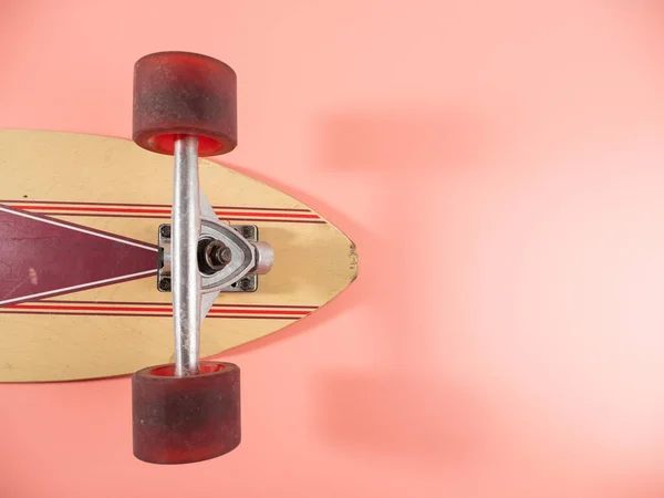 분홍색 화면에 스케이트보드 스케이트보드의 — 스톡 사진