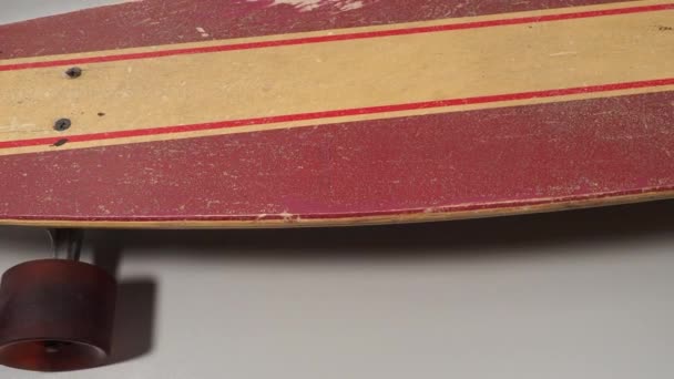 Σκέιτμπορντ Γκρι Φόντο Skateboard Κοντά — Αρχείο Βίντεο