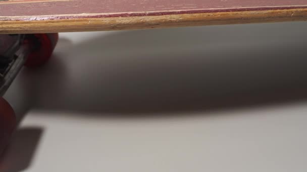 灰色背景的滑板 滑板关闭 — 图库视频影像