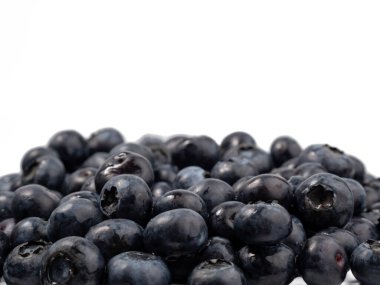 Hafif arka planda olgun yaban mersini. Yaban mersinleri