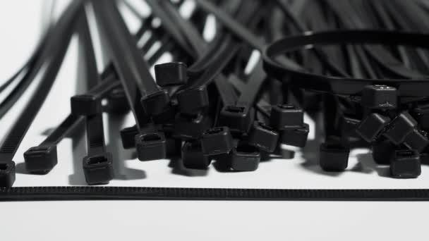 Plastikowe Czarne Krawaty Białym Tle Krawaty Tworzyw Sztucznych Kabli — Wideo stockowe