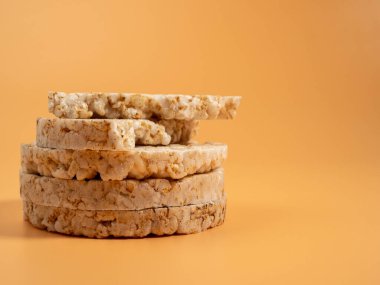 Bej arkaplanlı ve fotokopi alanı olan pirinç waffle 'ları. Pirinç gofretleri yakın plan.