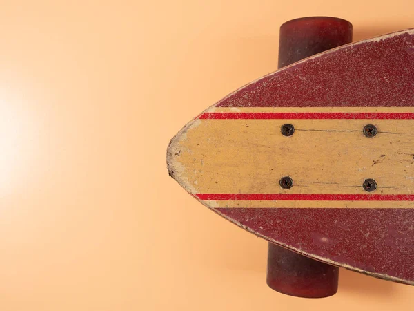 Skate Sobre Fundo Laranja Skate Perto — Fotografia de Stock