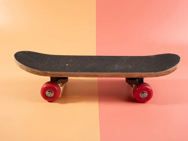 Skateboard Een Roze Oranje Achtergrond Skateboard Close — Stockfoto