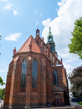 Şehir merkezindeki kilise. Eski tuğla kilise. Kiliseye yakın çekim.