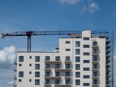 İnşaat alanında bir vinç var. Yeni binaların inşası.