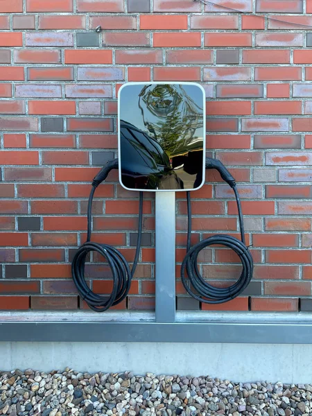 建物の壁に車の充電ステーション 建物のレンガ造りのファサードの充電ステーション — ストック写真
