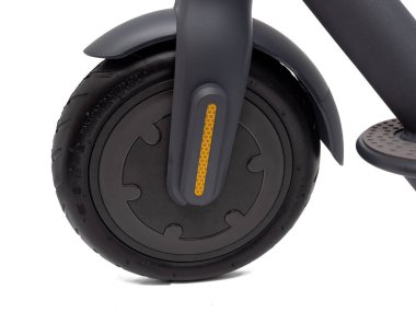 Elektrikli scooter beyaz arka planda izole edilmiş. Modern ulaşım sembolü. Elektrikli scooter, ön manzara..