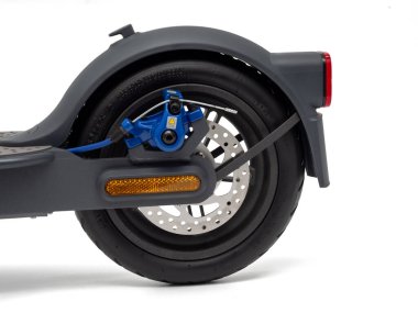 Elektrikli scooter beyaz arka planda izole edilmiş. Modern ulaşım sembolü. Elektrikli scooter 'ın arka tekerlekleri..