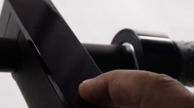 Elektrikli scooter. Elektrikli scooter ekranı. Modern ulaşım sembolü.