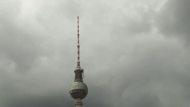 Berlin Deki Televizyon Kulesinin Üzerinde Kara Bulutlar Var Televizyon Kulesinin — Stok video