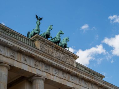 Berlin 'deki ünlü Brandenburg Kapısı' nın yakın çekimi. Brandenburg Kapısı 'nın.