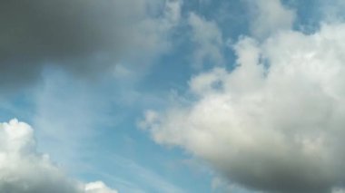 Gündüz vakti bulutların zamanlaması. Bulutlar mavi gökyüzünde yüzer. bulutlar kapanıyor