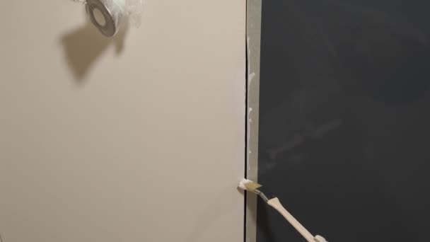 Schildert Muur Met Een Borstel Appartementenrenovatie — Stockvideo