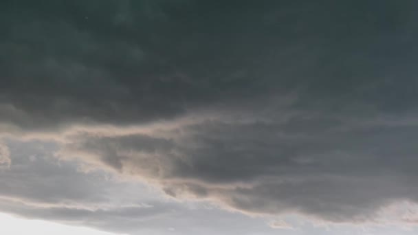 Balbliksem Tegen Achtergrond Van Zwarte Wolken Vliegende Bal Bliksem — Stockvideo