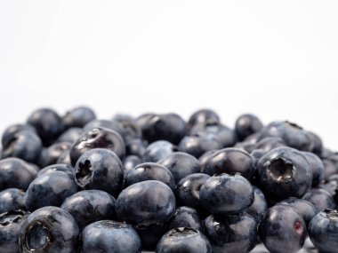 Hafif arka planda olgun yaban mersini. Yaban mersinleri