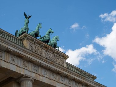 Berlin 'deki ünlü Brandenburg Kapısı' nın yakın çekimi. Brandenburg Kapısı 'nın.