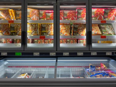 Berlin, Almanya, 27 Temmuz 2023 Süpermarket buzdolabında pizza. Berlin, Almanya, 27 Temmuz 2023