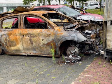 Park yerinde yanmış arabalar var. Yanmış arabalar..