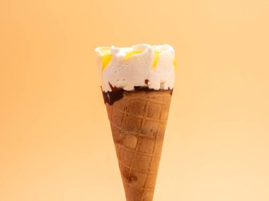 Limonlu gözleme bardakları. Turuncu arka planda dondurma..