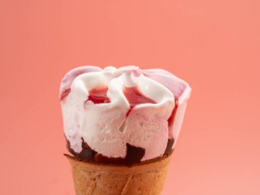 Waffle bardaklarında çilekli dondurma. Pembe arka planda dondurma..