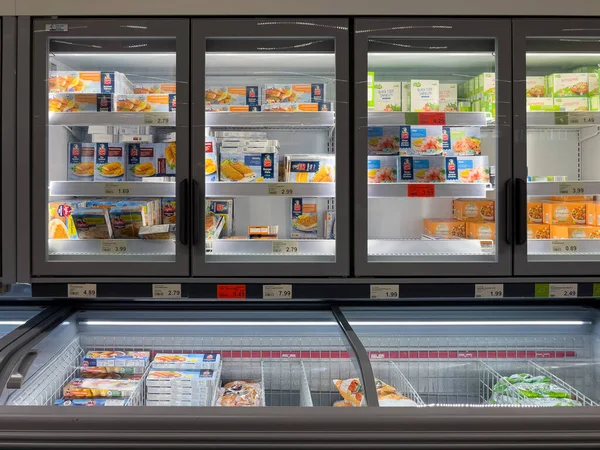 Berlin, Almanya, 27 Temmuz 2023 Balık ürünleri süpermarket buzdolabında. Berlin, Almanya, 27 Temmuz 2023