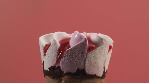 Înghețată Căpșuni Cupe Vafe Înghețată Fond Roz — Videoclip de stoc