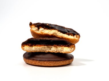 Koyu çikolata ve portakal reçelli kurabiyeler. Beyaz arka planda siyah çikolatalı kurabiyeler.