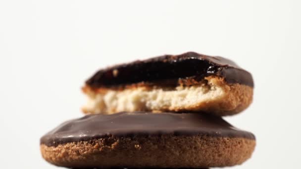 Вращающееся Печенье Темным Шоколадом Оранжевым Мармеладом Печенье Белом Фоне — стоковое видео