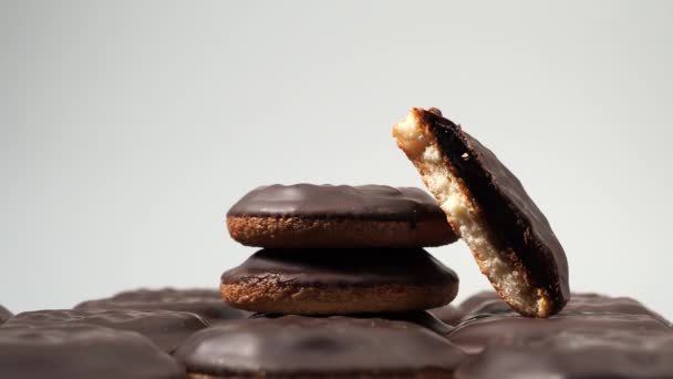 Biscoitos Rotativos Com Chocolate Escuro Marmelada Laranja Cookies Fundo Branco — Vídeo de Stock