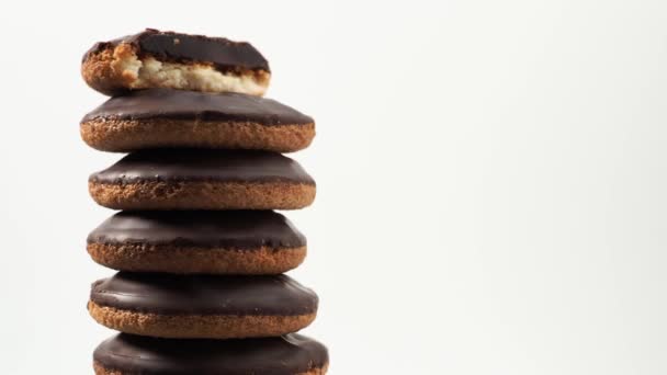 Περιστρεφόμενα Μπισκότα Μαύρη Σοκολάτα Και Μαρμελάδα Πορτοκάλι Cookies Λευκό Φόντο — Αρχείο Βίντεο