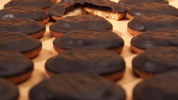 Kekse Mit Dunkler Schokolade Und Orangenmarmelade Kamera Zoomt Auf Cookies — Stockvideo
