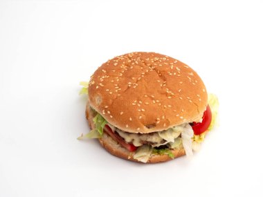 Beyaz arka planda ev yapımı hamburger. Peynirli, pastırmalı, soğanlı, salatalıklı, domatesli ve marullu lezzetli bir burger..