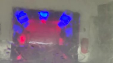 Araba otomatik bir oto yıkama yerinden geçiyor. Araba ön camdan yıkılıyor..