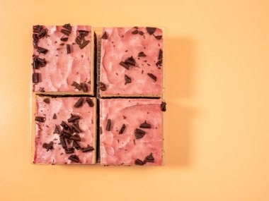 Turuncu arka planda çikolatalı vişneli pasta. Kirazlı ve çikolatalı kremalı pasta..