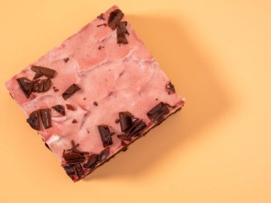 Turuncu arka planda çikolatalı vişneli pasta. Kirazlı ve çikolatalı kremalı pasta..