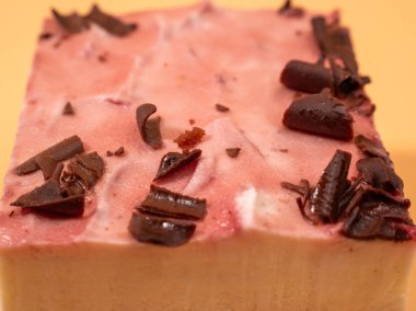 Turuncu arka planda çikolatalı vişneli pasta. Kirazlı ve çikolatalı kremalı pasta..