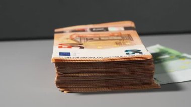 50 avroluk banknotlar yığını, tasarruf bankaları, bankacılık, vergi ödeme ve para dolaşımı kavramı. Avrupa Birliği parası.