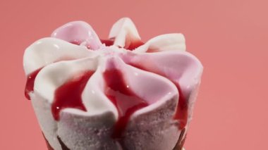 Waffle bardaklarında çilekli dondurma. Pembe arka planda dondurma..