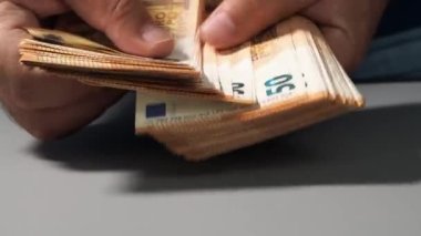 Ellerinde 50 avroluk banknotlar yığını, tasarruf bankaları, bankacılık, vergi ödeme ve para dolaşımı kavramı. AB parası.