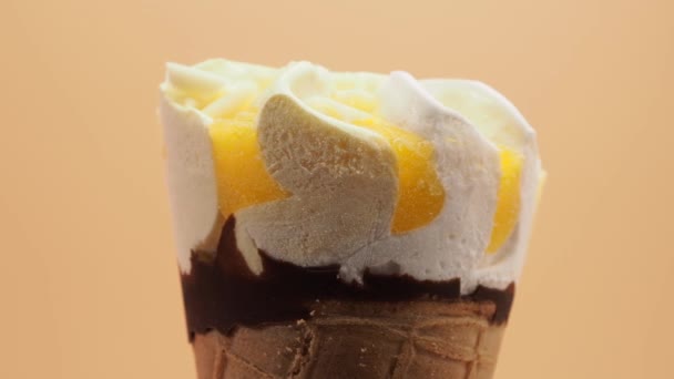 아이스크림 오렌지 배경에 아이스크림 — 비디오