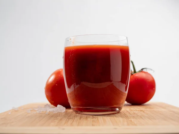 Glas Tomatensaft Und Tomaten Auf Weißem Hintergrund Frisch Zubereiteter Tomatensaft — Stockfoto