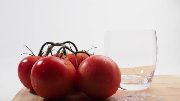 Sok Pomidorowy Wlewa Się Obracającej Się Szklanki Świeżo Wyprodukowany Sok — Wideo stockowe