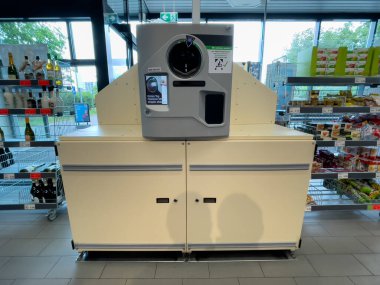 Berlin, Almanya, 07 Ağustos 2023. Plastik şişe toplamak ve almak için otomatik makine. Berlin, Almanya, 07 Ağustos 2023