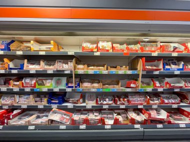 Berlin, Almanya, 07 Ağustos 2023 Bir süpermarkette sosis ürünleri ile buzdolabı. Berlin, Almanya, 07 Ağustos 2023